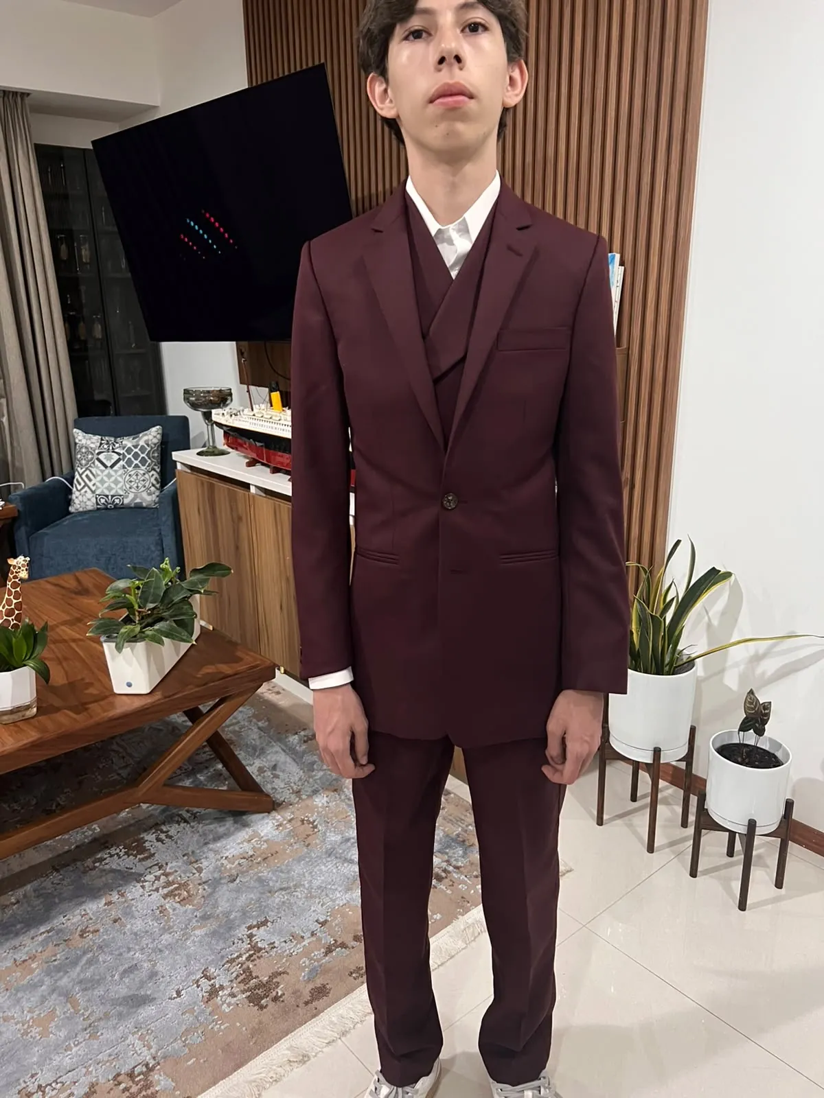Novio con traje de tres piezas color burdeos a medida