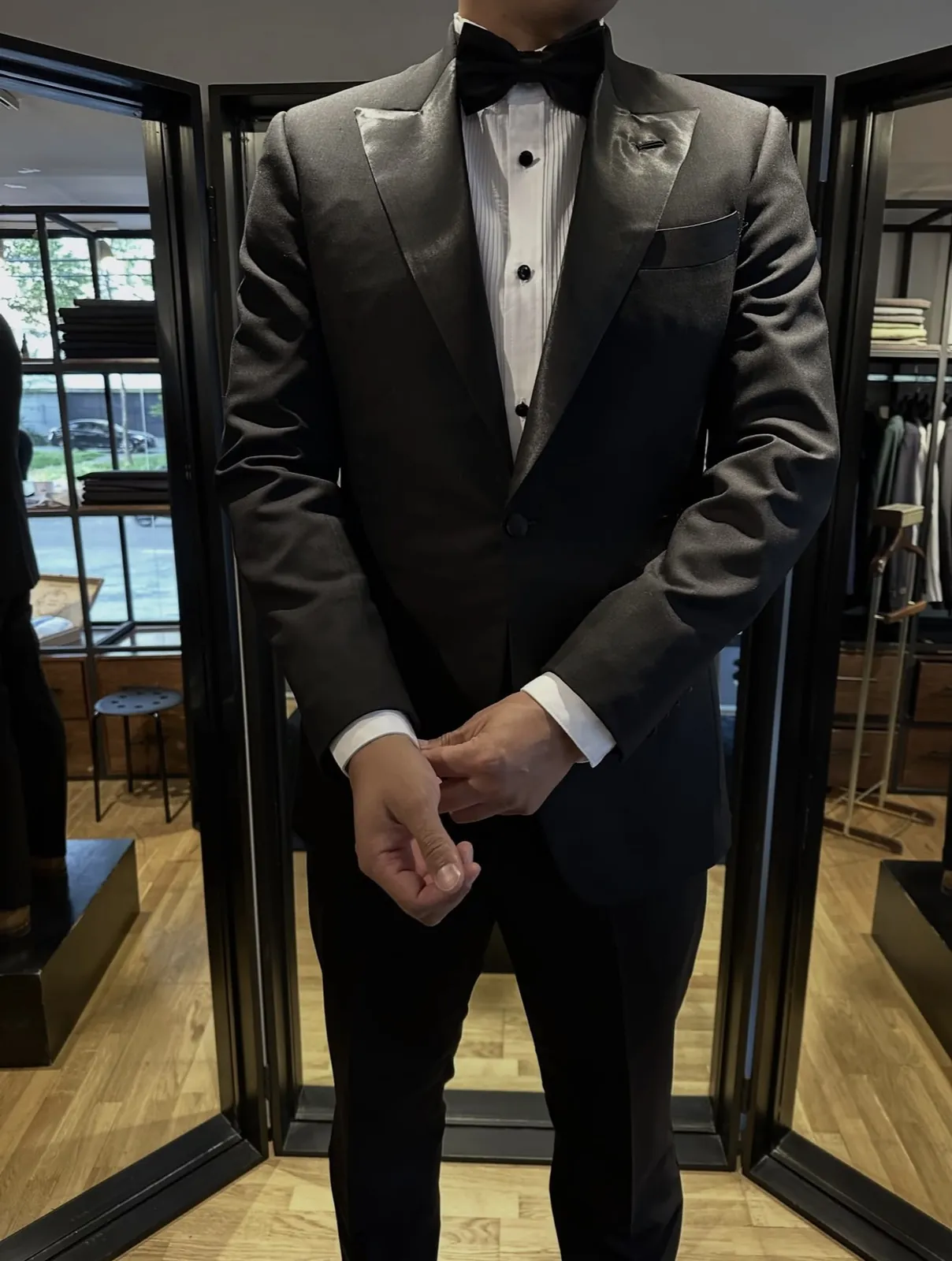 Esmoquin negro con solapas de satén y camisa de gala