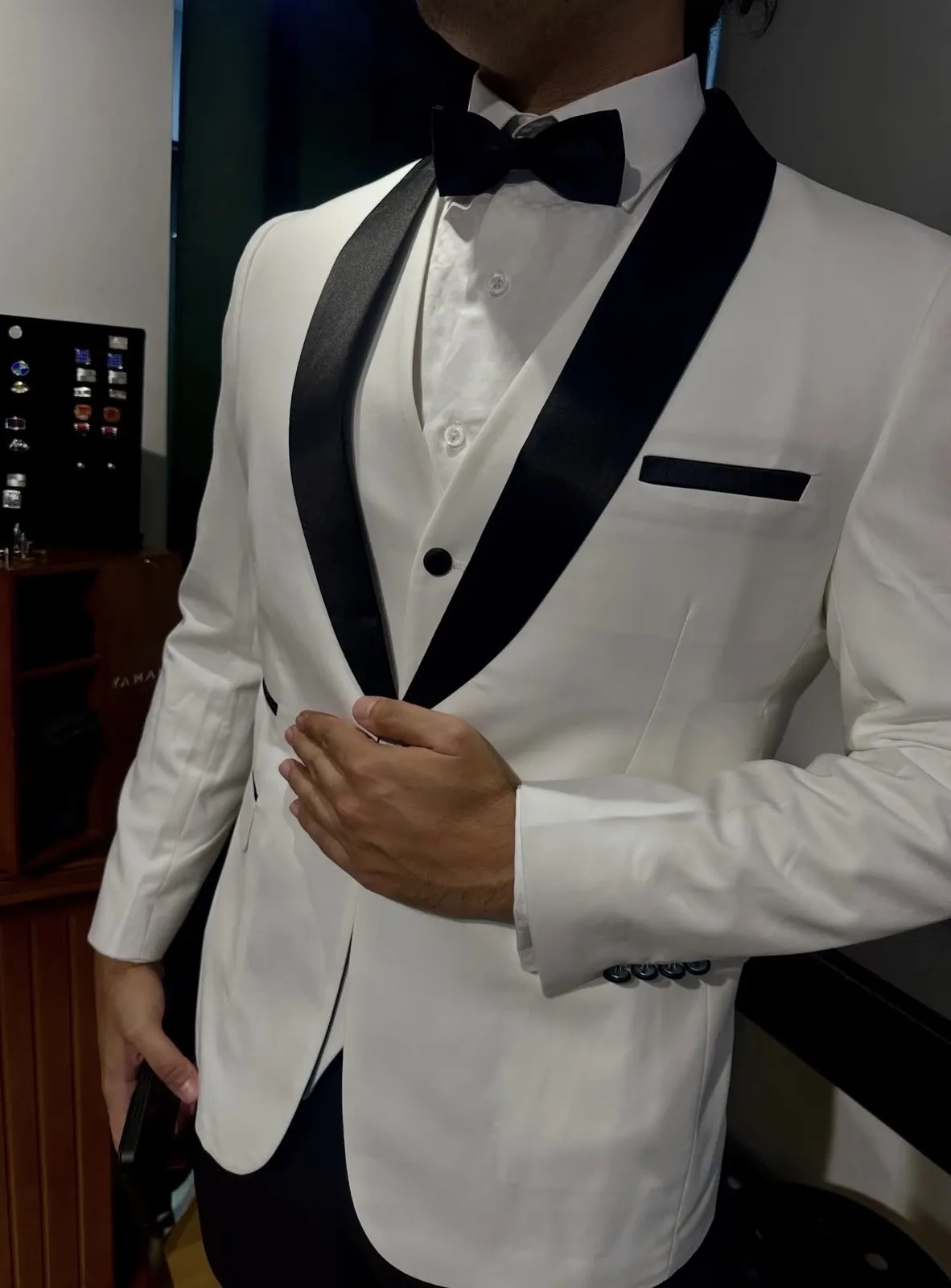 Esmoquin blanco con solapa de mantón negra y chaleco a medida