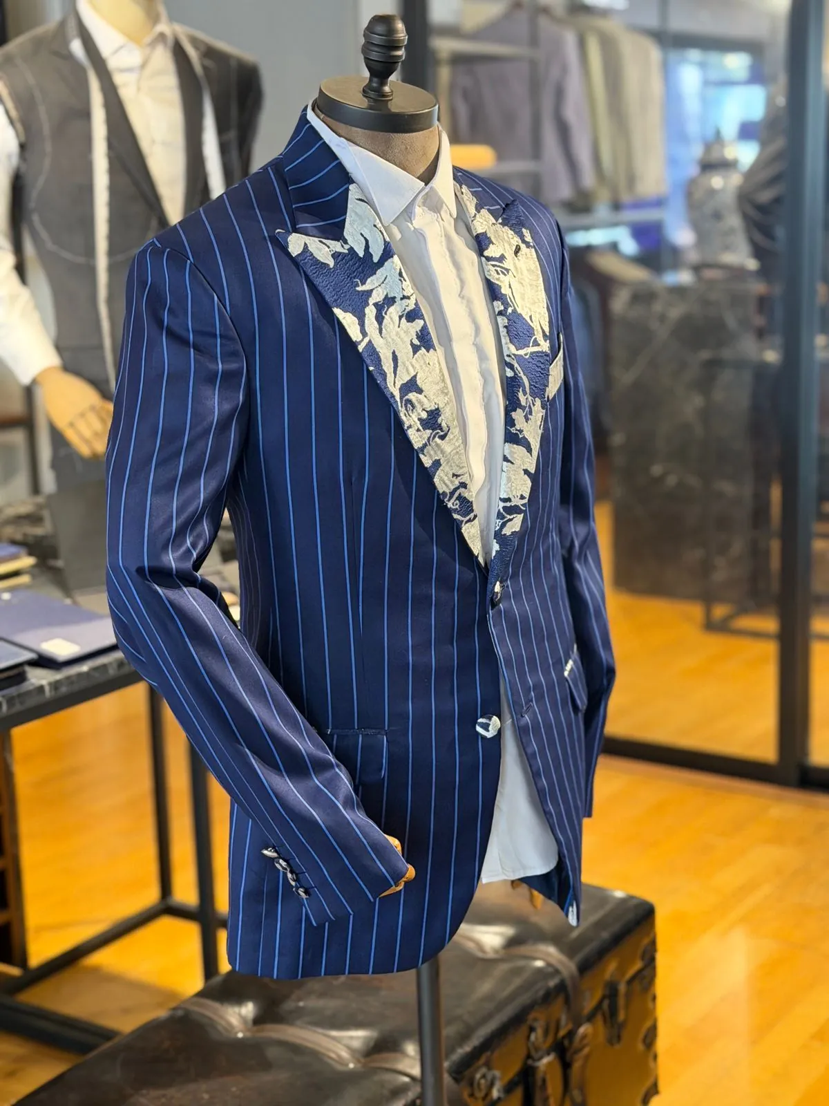 Saco a rayas con solapas de brocado floral en el maniquí del atelier
