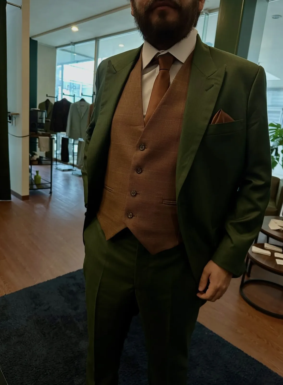 Traje verde olivo de tres piezas con chaleco color camel a medida