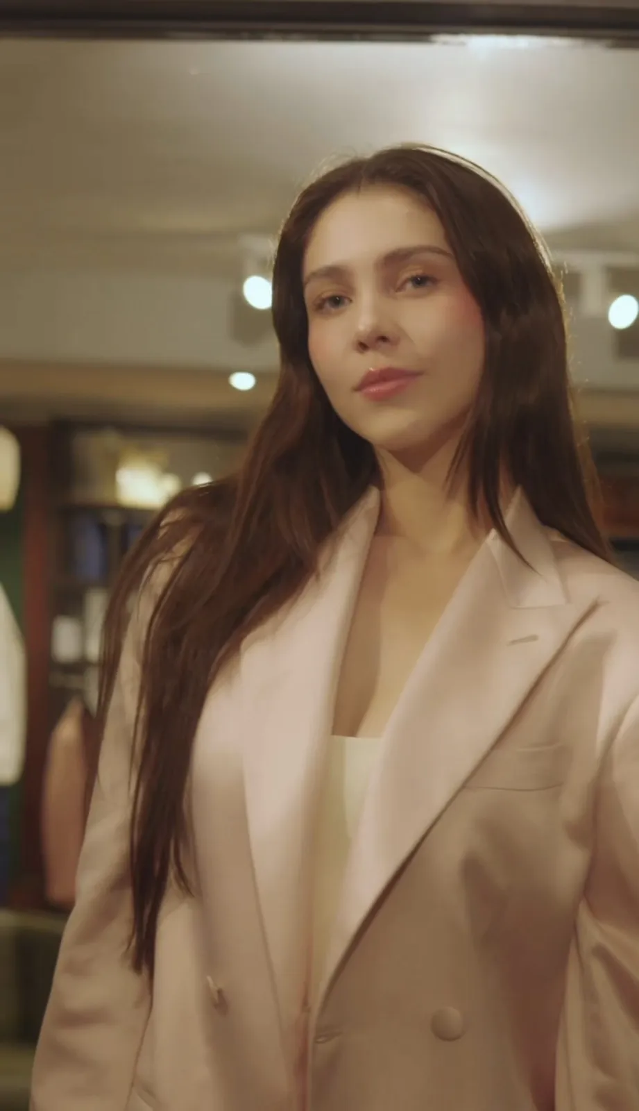 Blazer femenino a medida en tono rosa pálido