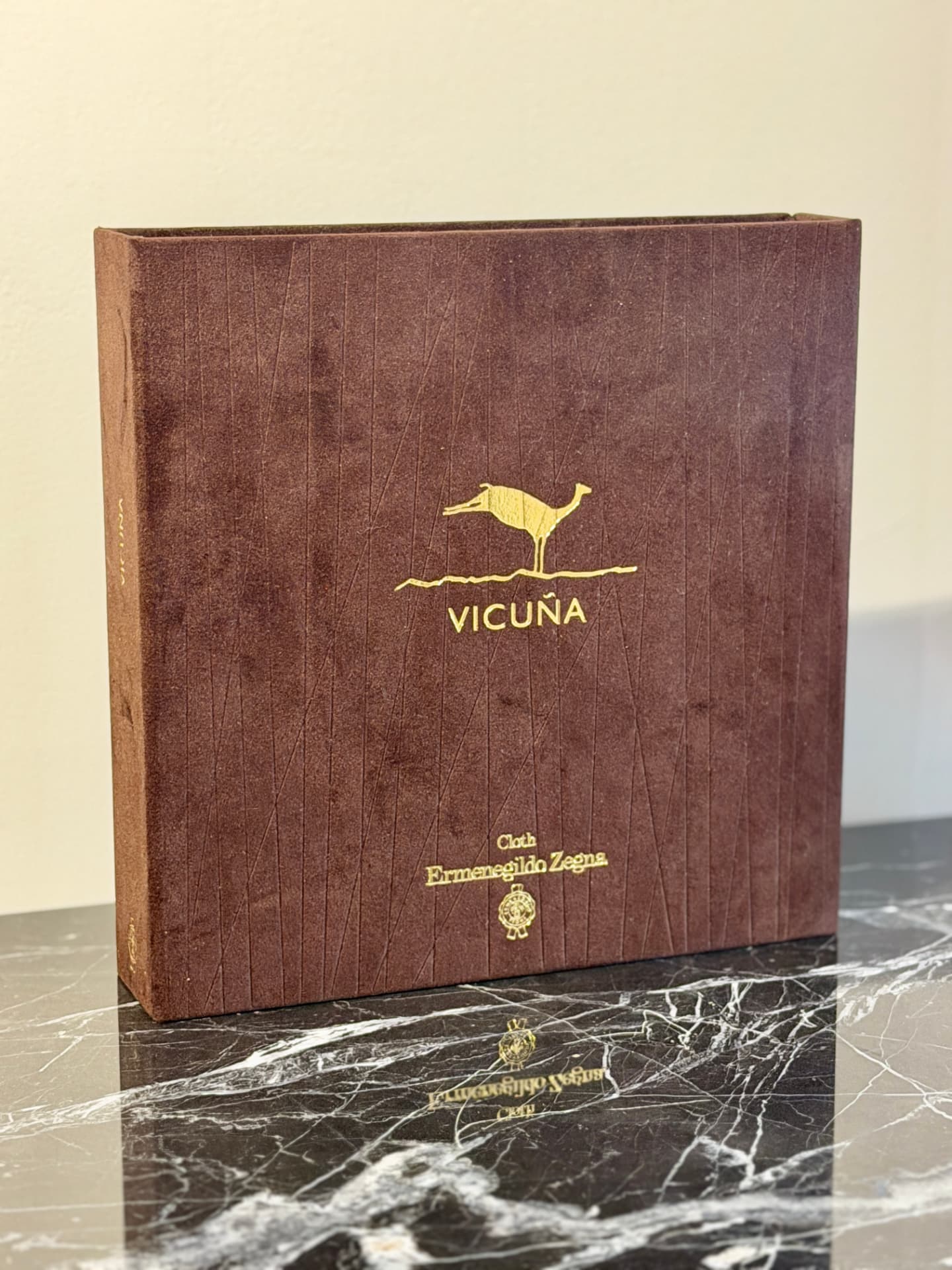 Libro muestrario de tejidos de vicuña Cloth Ermenegildo Zegna disponible en VAMANA Sastrería