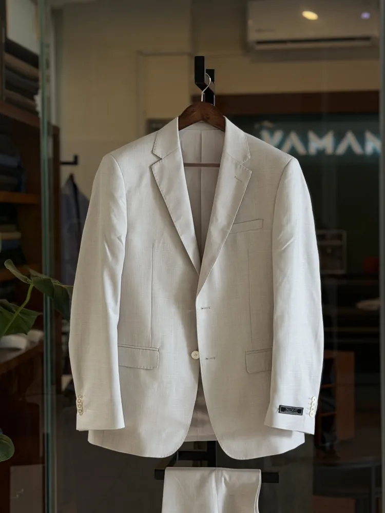 Saco blanco de lino en exhibición dentro de la tienda VAMANA
