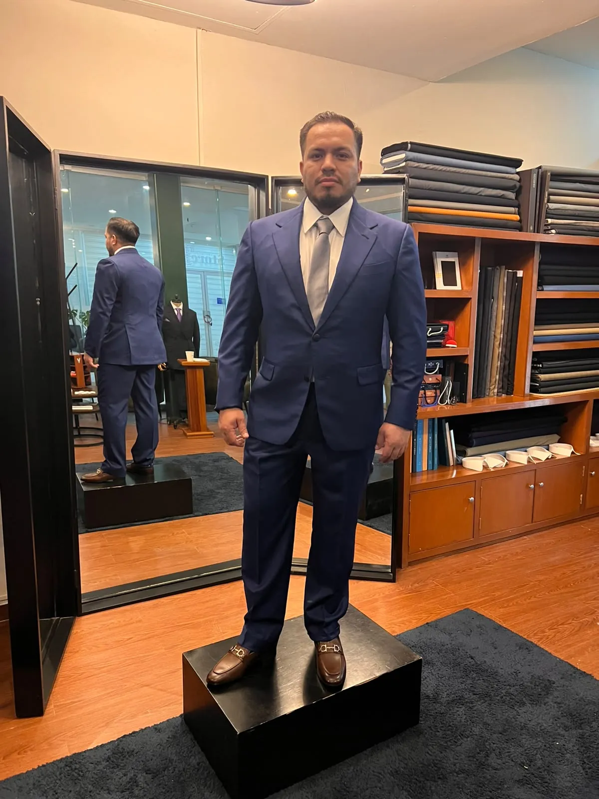 Traje azul marino a medida sobre la plataforma de pruebas del atelier