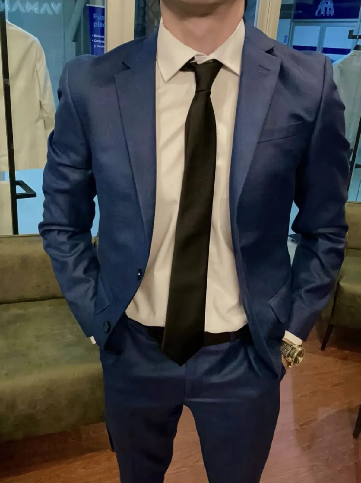 Traje azul royal a medida probado en el atelier VAMANA